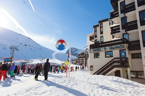 A hotel with a sign reading 'HOTEL de la VANOISE' and a ski lift in the background. - Hôtel La Vanoise (Tignes)