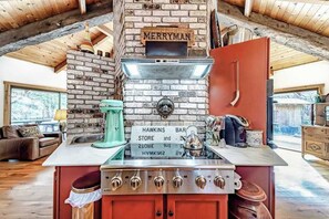 Coffee/tea maker, fridge, microwave, oven - The Merryman Cabin - Cozy Riverside Woodland Retreat (Salyer)