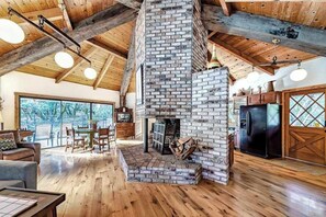 Interior - The Merryman Cabin - Cozy Riverside Woodland Retreat (Salyer)