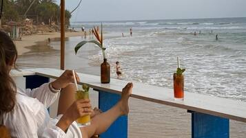 En la playa, arena blanca, 10 bares en la playa