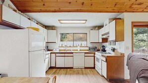 Coffee/tea maker, fridge, microwave, oven - Arcata Townhouse - Modern Downtown Coastal Getaway (Arcata)
