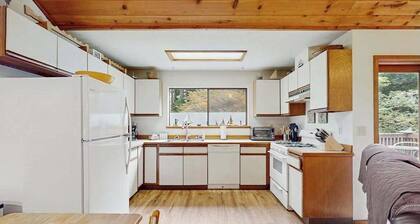 Arcata Townhouse - Modern Downtown Coastal Getaway