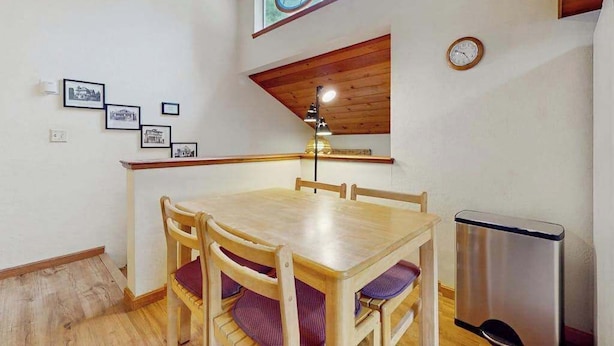 Dining - Arcata Townhouse - Modern Downtown Coastal Getaway (Arcata)