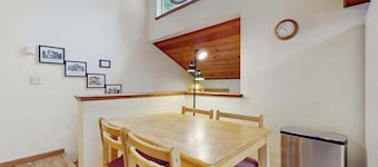 Arcata Townhouse - Modern Downtown Coastal Getaway