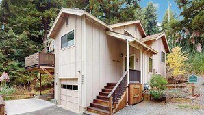 Exterior - Arcata Townhouse - Modern Downtown Coastal Getaway (Arcata)