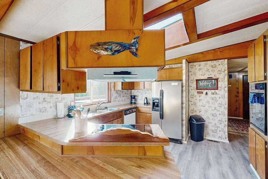 Wasserkocher mit Kaffee-/Teezubehör, Kühlschrank, Mikrowelle, Ofen
