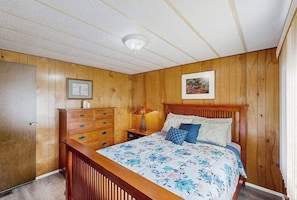 Iron/ironing board, WiFi, bed sheets - Redwood Coast River House (Crescent City)