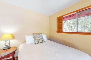 Iron/ironing board, Internet, bed sheets - Hawkins Bar River Home (Hawkins Bar)