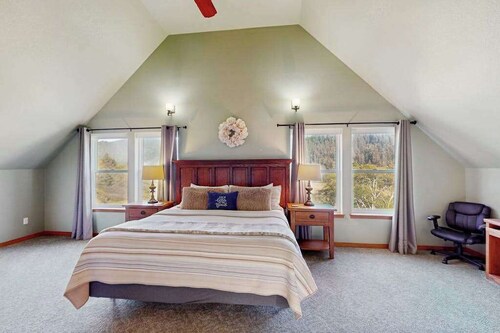 Logan's Landing - Relaxing Coastal Retreat Near the Water