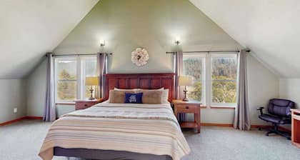 Logan's Landing - Relaxing Coastal Retreat Near the Water