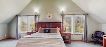 Logan's Landing - Relaxing Coastal Retreat Near the Water