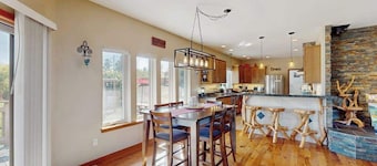 Logan's Landing - Relaxing Coastal Retreat Near the Water