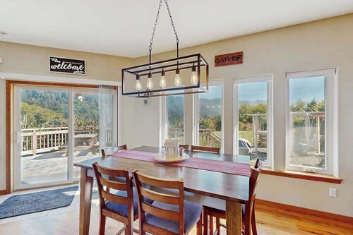 Logan's Landing - Relaxing Coastal Retreat Near the Water