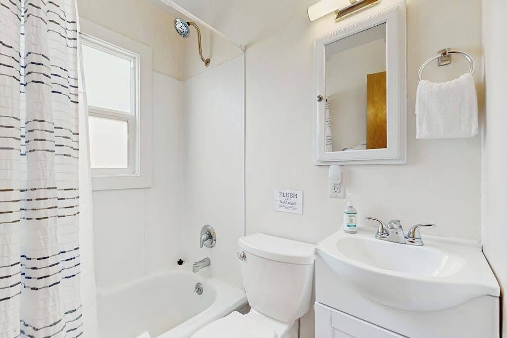 Une salle de bain avec une baignoire, des toilettes et un lavabo.