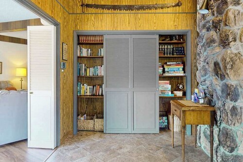 Viewcrest Retro Country Home