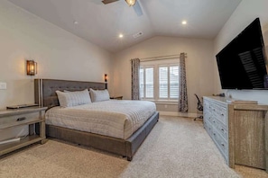 A bedroom with a bed, bedside tables, a dresser, a TV, and a ceiling fan. - Mojo's Dojo - Unique Coastal Hideaway with a Fun, Relaxed Vibe (McKinleyville)