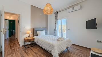 Een bureau, een strijkplank/strijkijzer, gratis wifi, beddengoed