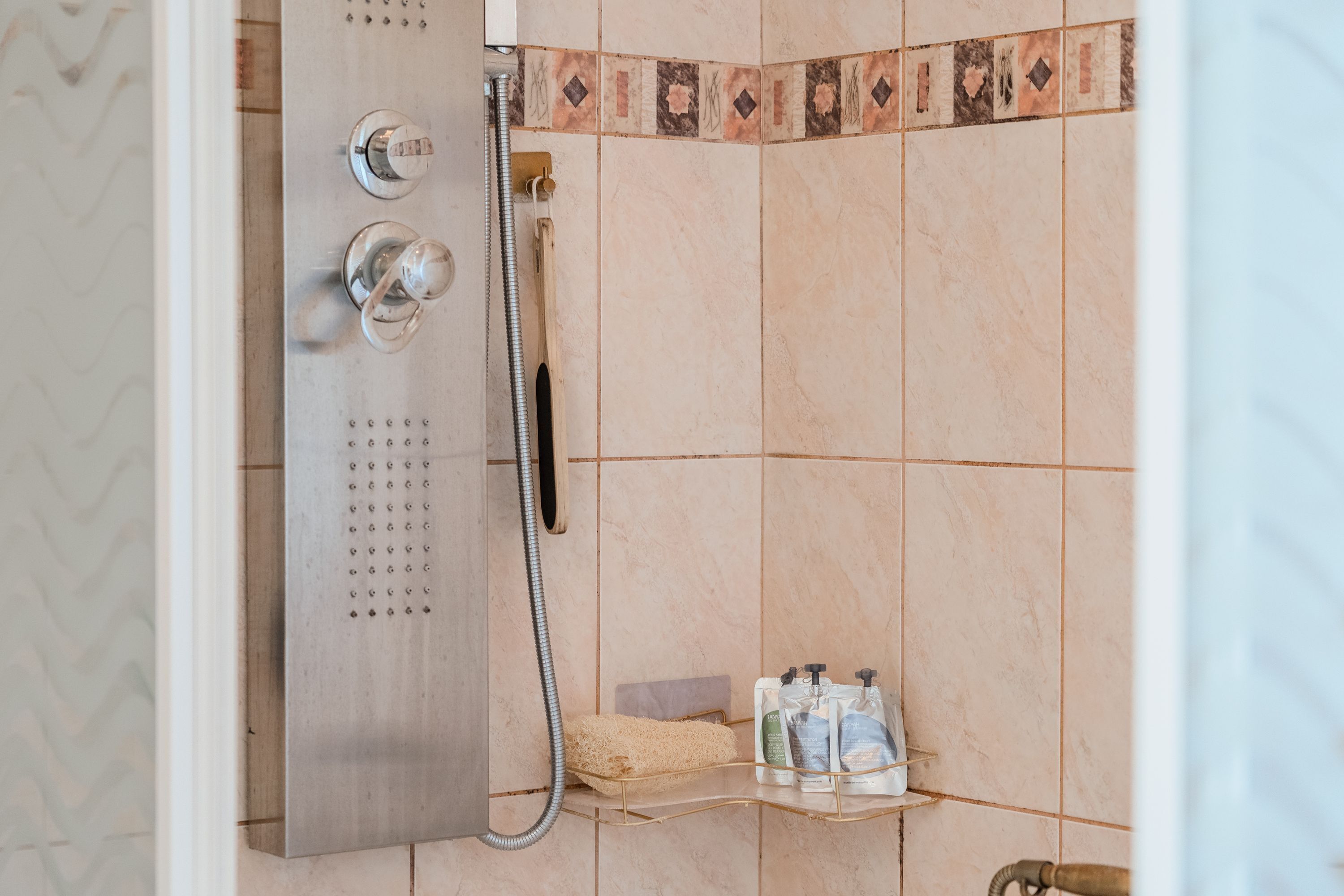 Douche, sèche-cheveux, serviettes fournies