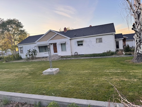 Charming 3-bedroom house with huge backyard! Great place to relax!