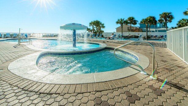 Lejlighed - flere senge (Majestic Beach Towers 2-407) | Pool