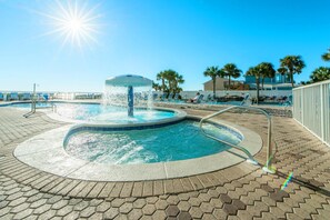 Condo, várias camas (Majestic Beach Towers 2-407) | Piscina | Piscina interna, piscina externa