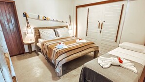 A hotel room with a bed, a wardrobe, a bedside table, and an air conditioning unit. - Uba House in Icaraizinho/CE - Beachfront - infinity pool - right on the sand (Icarai)