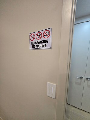 A wall with a no smoking and no vaping sign. - Wonderful townhome East Lakeview near cubs 5 min walk to lake in vibrant Chicago (Chicago)
