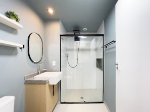 Studio | Phòng tắm | Buồng tắm vòi sen, đồ dùng nhà tắm miễn phí, khăn tắm, xà phòng 