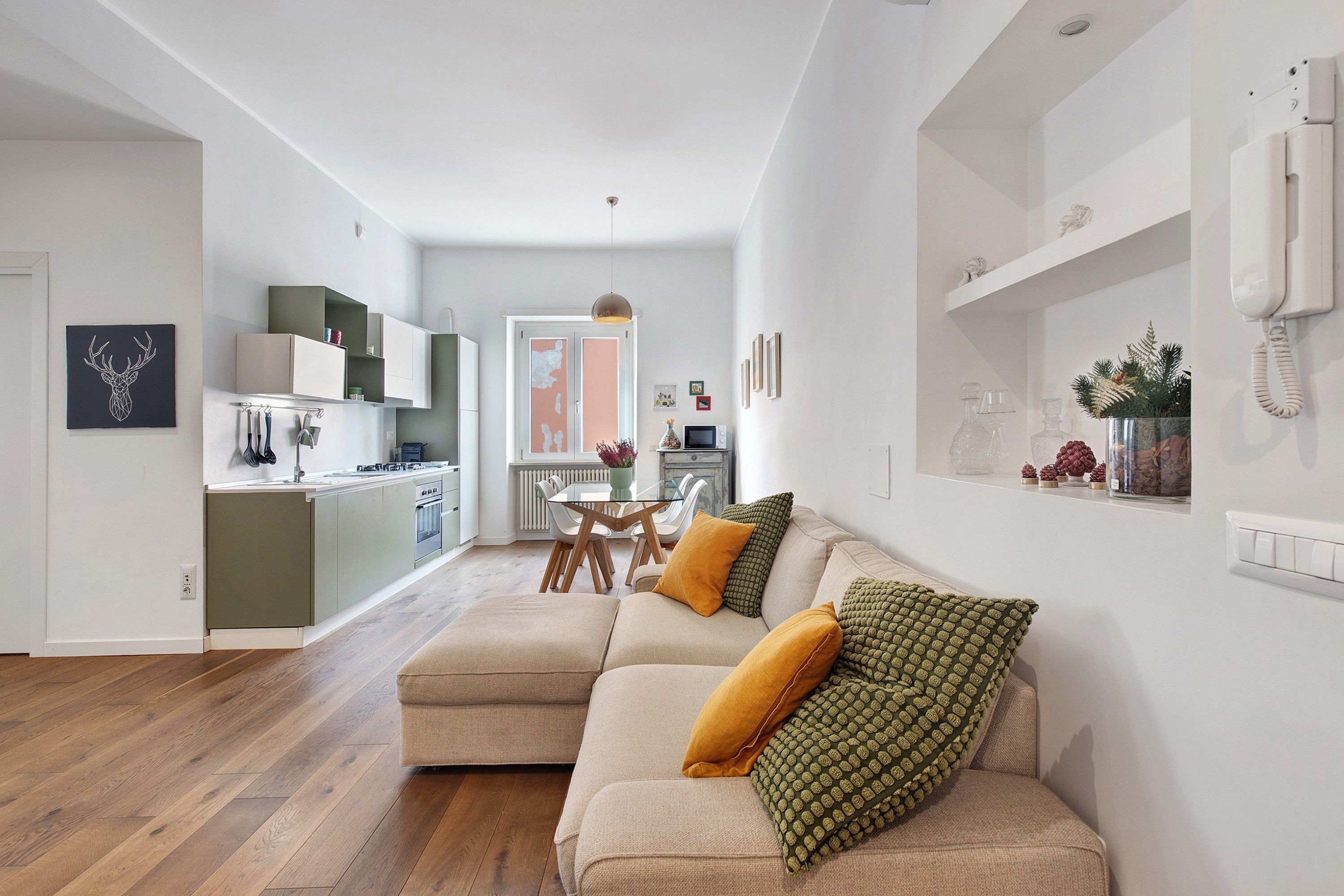 Un appartement moderne comprenant un salon, une cuisine et un coin repas.