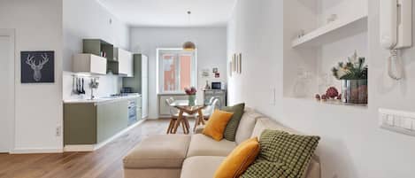 Eine moderne Wohnung mit Wohnzimmer, Küche und Essbereich.