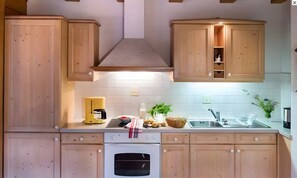 Wasserkocher mit Kaffee-/Teezubehör, Kühlschrank, Herdplatte