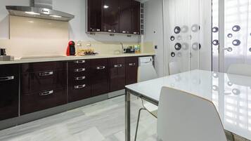 Coffee/tea maker, fridge, microwave, oven