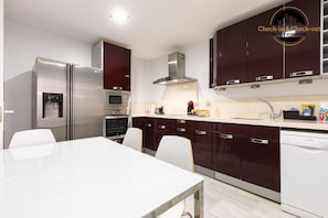 Coffee/tea maker, fridge, microwave, oven - Holiday Home 'Adosado Puerto Banús Relax' with Private Pool, Wi-Fi and Air Conditioning (Marbella)