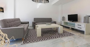TV - Holiday Home 'Adosado Puerto Banús Relax' with Private Pool, Wi-Fi and Air Conditioning (Marbella)