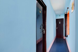 Un pasillo con dos puertas, una con el número 202 y la otra con el 203, que dan a habitaciones.