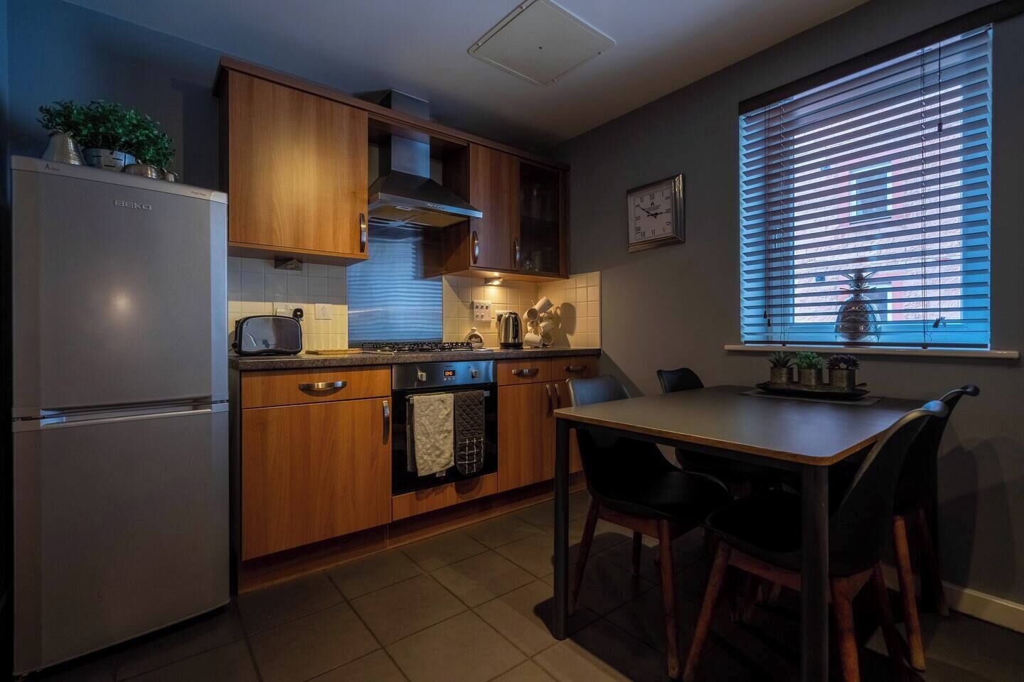 Coffee/tea maker, fridge, microwave, oven