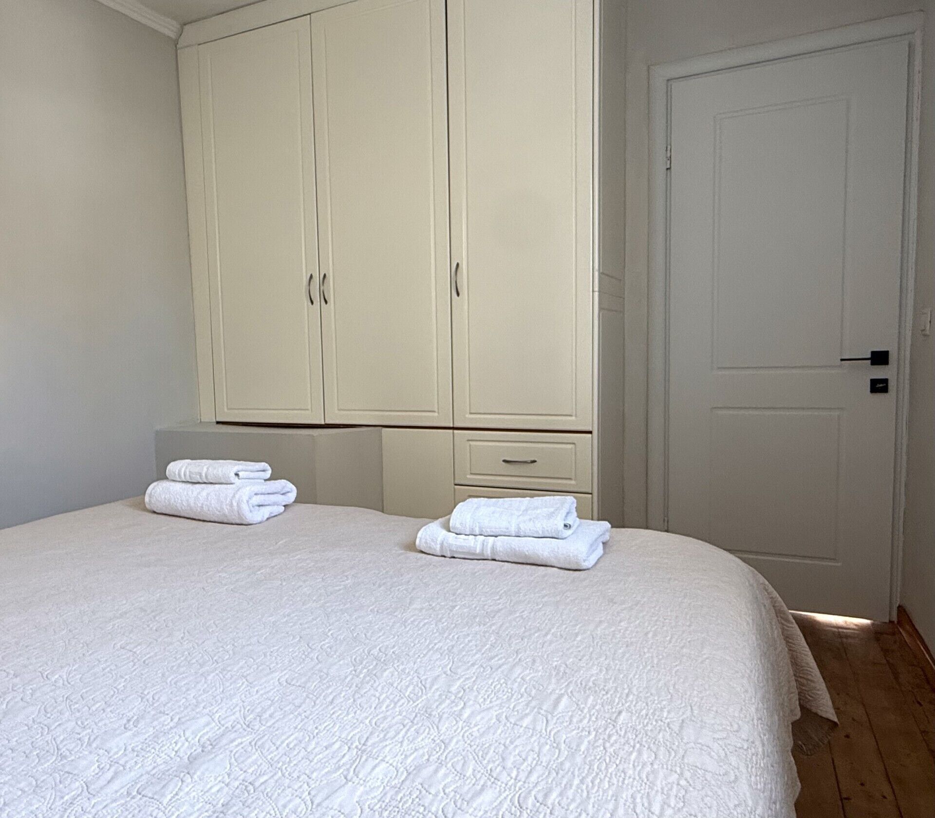 2 chambres, fer et planche à repasser, Wi-Fi, draps fournis