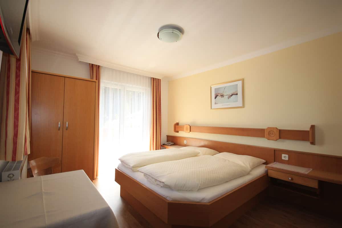In-room safe, WiFi (free)