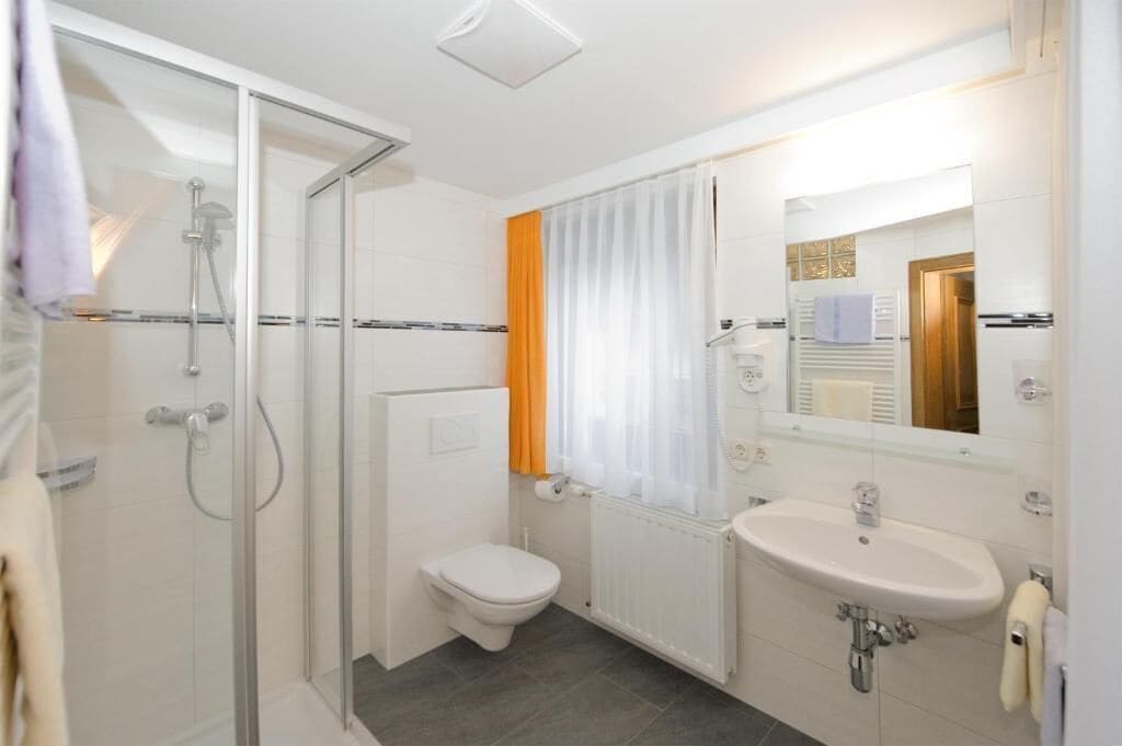 Douche, sèche-cheveux, papier toilette