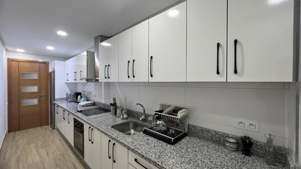 Appartement familial, balcon, vue sur la ville | Cuisine privée | Réfrigérateur, four à micro-ondes, un four, surface de cuisson