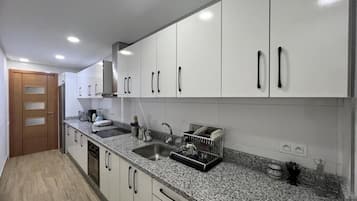 Appartement familial, balcon, vue sur la ville | Cuisine privée | Réfrigérateur, four à micro-ondes, un four, surface de cuisson