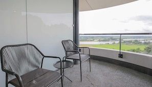 A balcony with two chairs and a view of a lake and fields. - Luxurious Suite w/Panoramic View | Stunning Outdoors & Historic Landmarks Nearby (Wageningen)