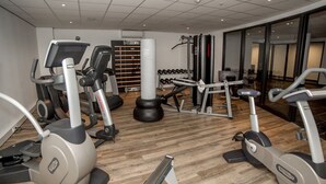 A gym with various exercise equipment, including treadmills, elliptical machines, and weight machines. - Spacious Family Stay | Wellness Access & Outdoor Adventure | Valley, Forest Site (Wageningen)
