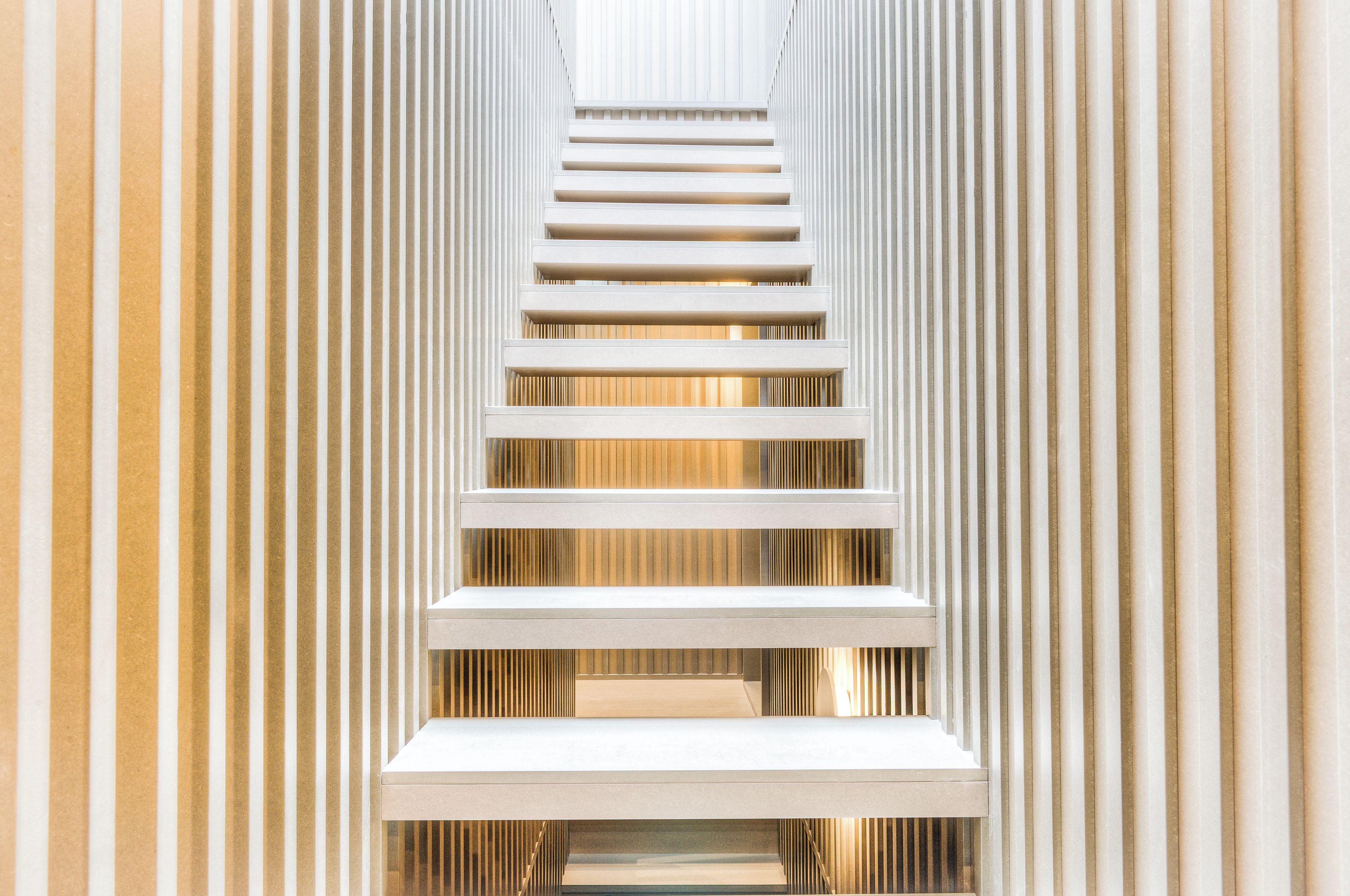 Eine moderne, minimalistische Treppe mit geradem Design und gleichmäßigen Stufen.