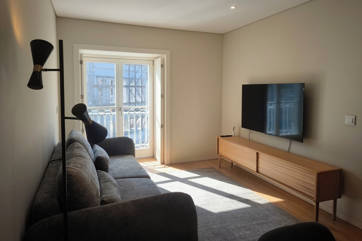 Apartamento superior, sacada, vista para a cidade | Área de estar