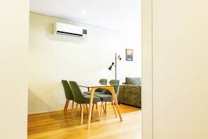 A dining area with a table, chairs, and a sofa. - Carmo Cinema Apartments (Porto)