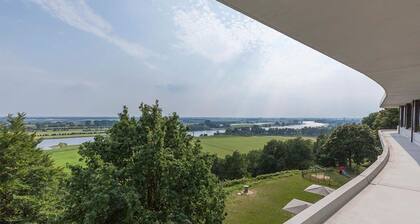 Breathtaking Stay w/Spa & Scenic Surroundings | Local Dining & Nature Spots