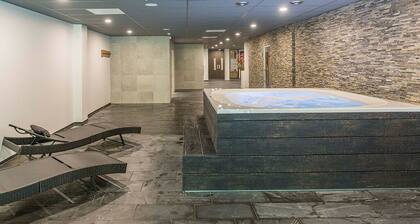 Modern Haven w/Spa Access | Nature Reserves, Local Attractions | Onsite Dining