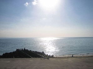 Una platja amb un escull i l'oceà.