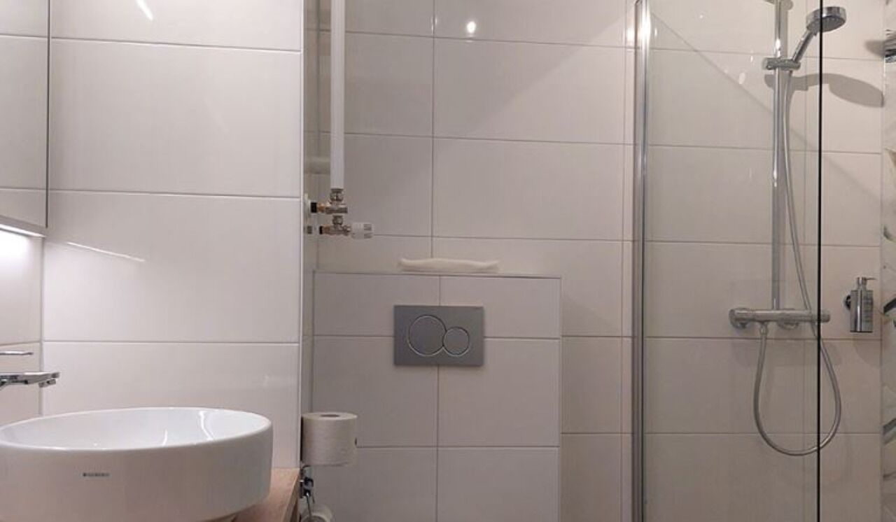 Een haardroger, handdoeken